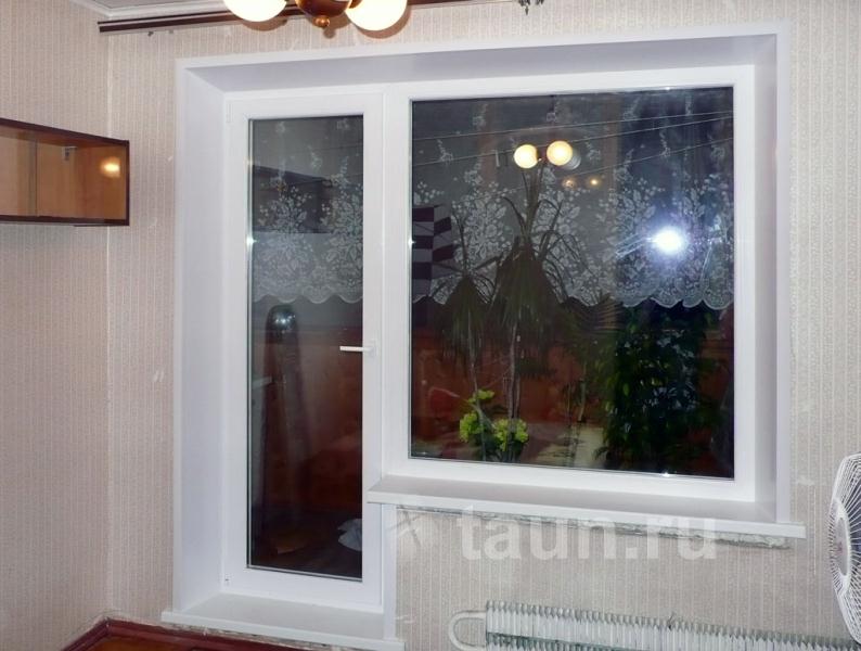 Фото 1. Балконный блок из профиля KLV Standart. Дверь целиком из стекла (цельностеклянная дверь) + глухое пластиковое окно. Профиль с глянцевой поверхностью и белым силиконовым уплотнителем. 