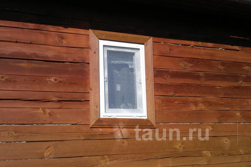 Фото 8. Пластиковое окно КЛВ Стандарт одностворчатое с москитной сеткой, установленное в деревянном доме