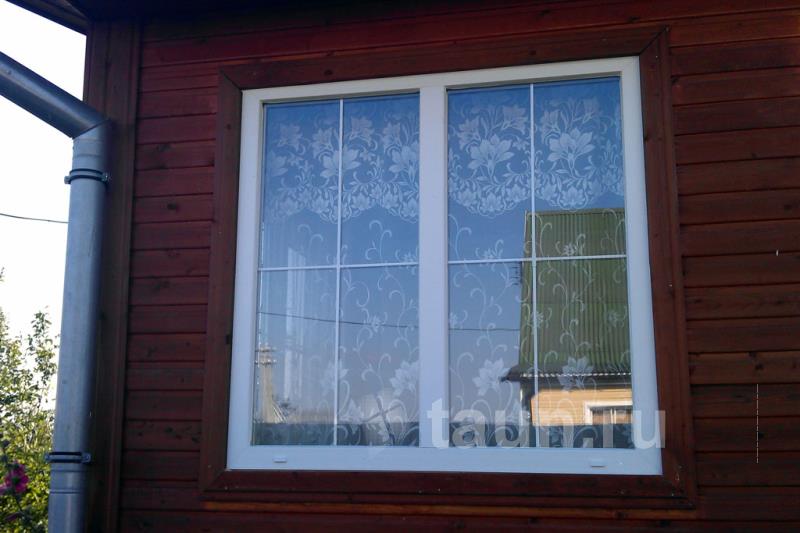 Фото 9. Глухое пластиковое окно из профиля KLV, состоящее из двух секций, разделенных импостом на две равные части, с декоративной раскладкой белого цвета внутри