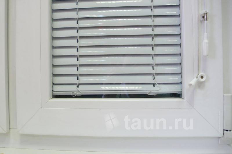 Фото 8. Образец пластикового окна с жалюзи внутри, профиль TROCAL Innonova 70 M5