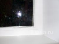 Фото 3. Пластиковое окно <b>KLV Standart</b>. (правый угол см.Фото 1, стык подоконника откоса и рамы пластикового окна). 